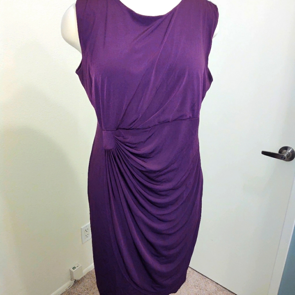 Beautiful purple/plum sleeveless dress with ruching - sz 20W
